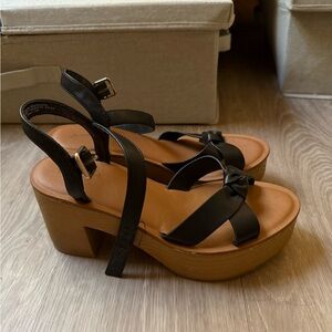Universal Thread Black and Tan Platform Sandals